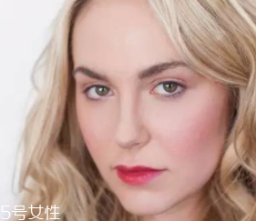 腮红和口红如何搭配？色彩不要太多