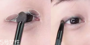 眼皮肿适合什么眼影？选用哑光色避开珠光色