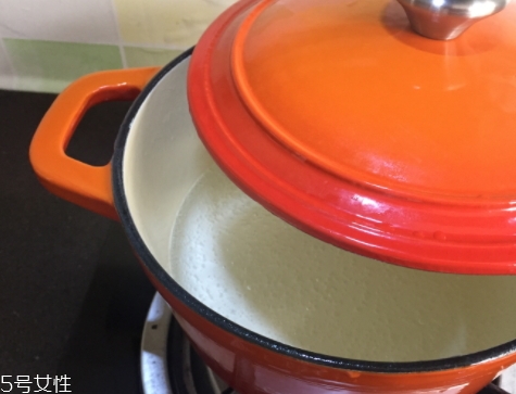 珐琅锅和玻璃锅哪个好？附上用珐琅锅烧菜过程